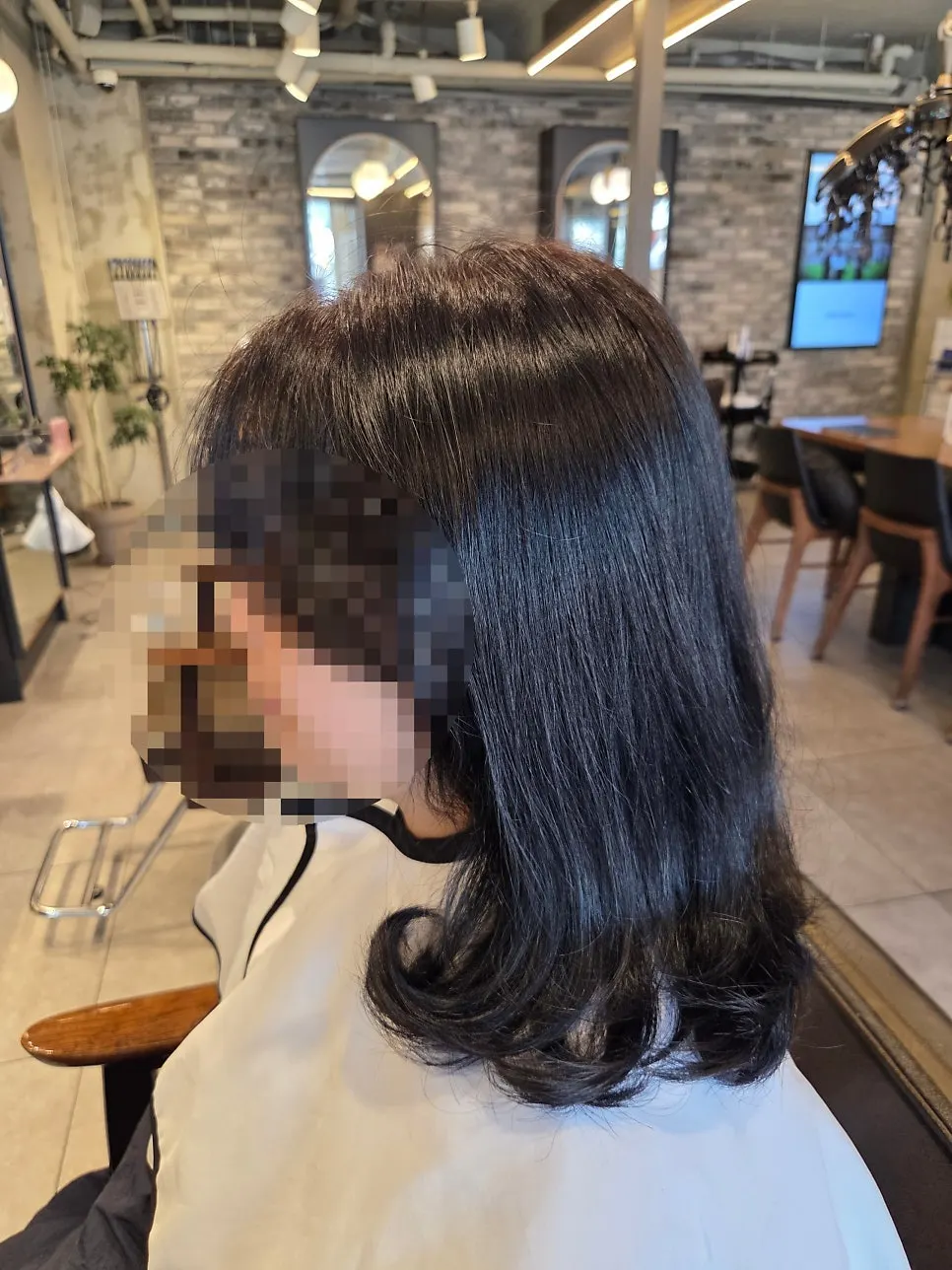 붉은기 없이 밝아진 베이지브라운 뒷모습