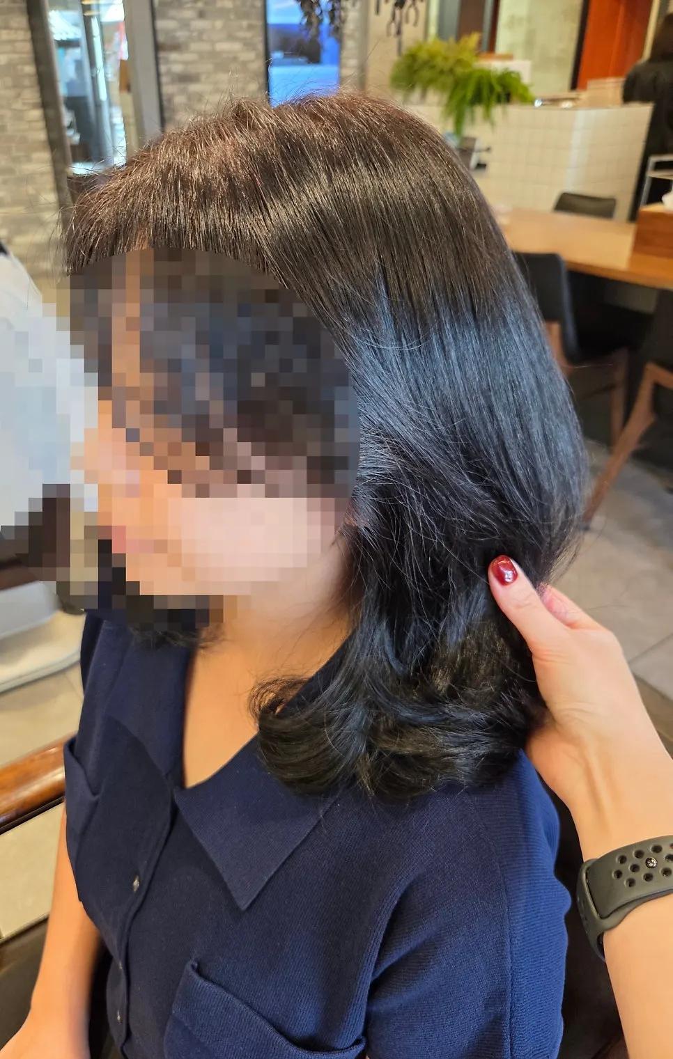 새치가 커버된 뿌리 부분 클로즈업