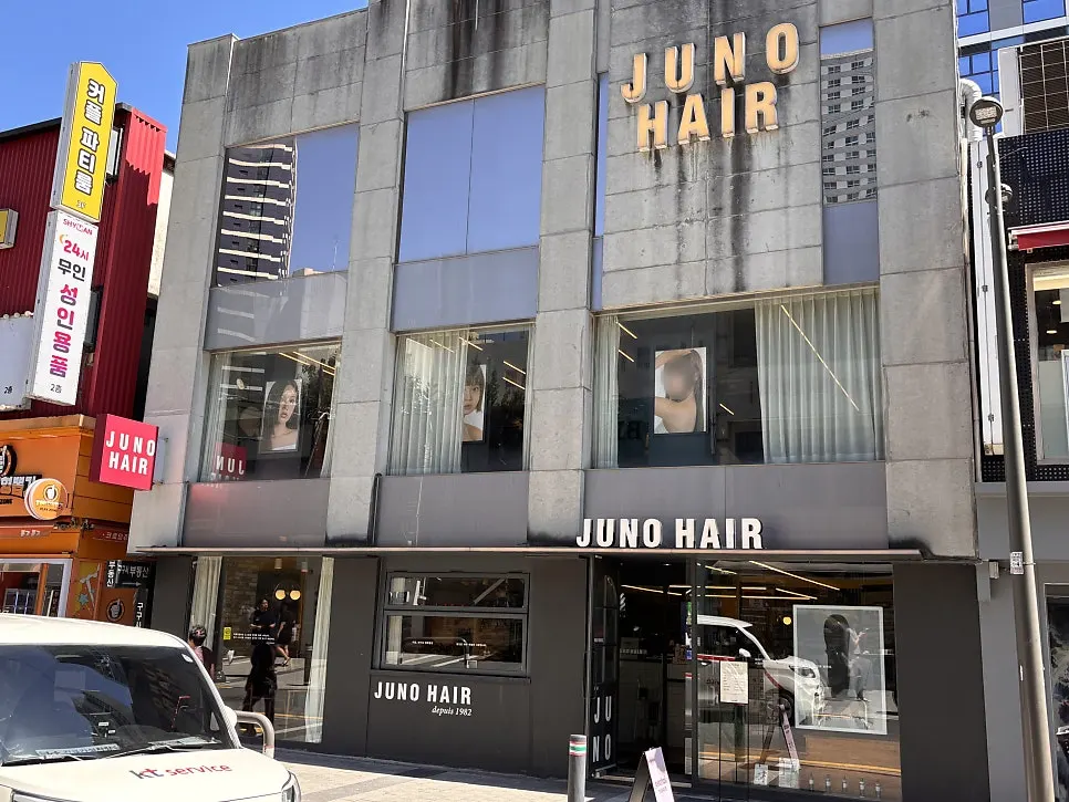 Area around the 1st floor entrance of Juno Hair Cheonho Rodeo