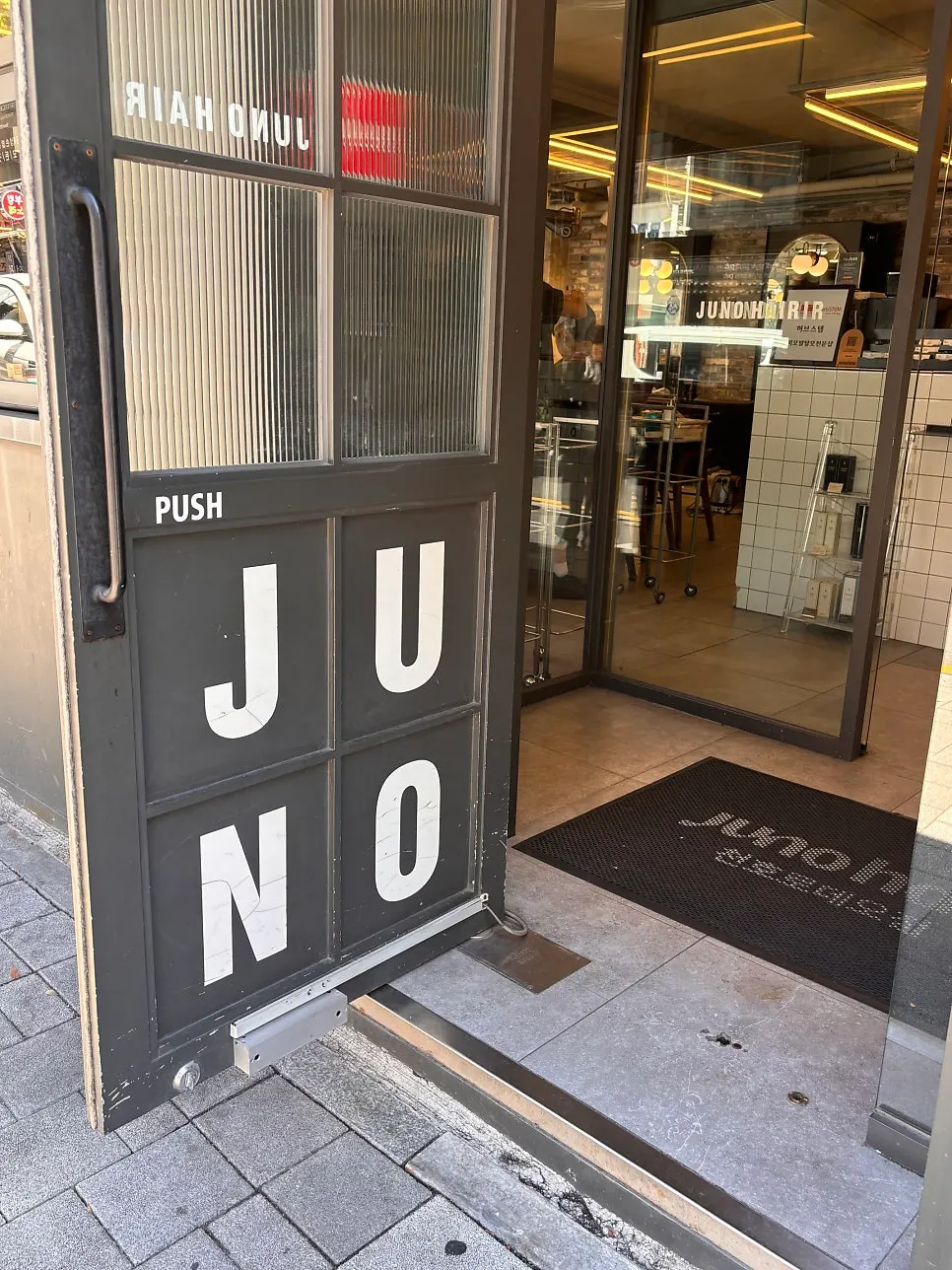 Interior corridor of Juno Hair Cheonho Rodeo