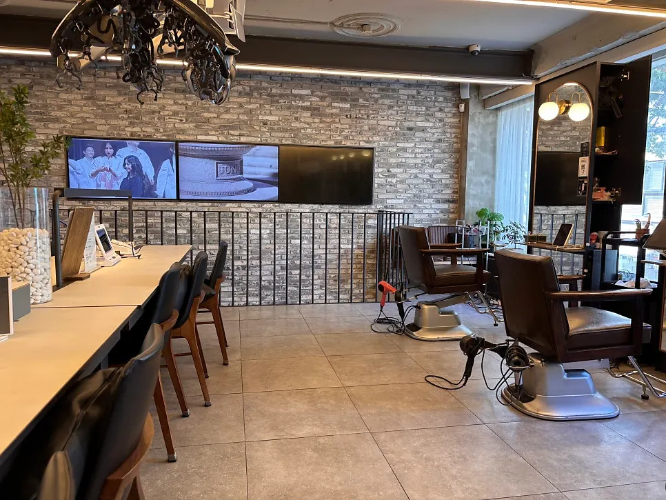 2nd floor of Juno Hair Cheonho Rodeo with spacious seating