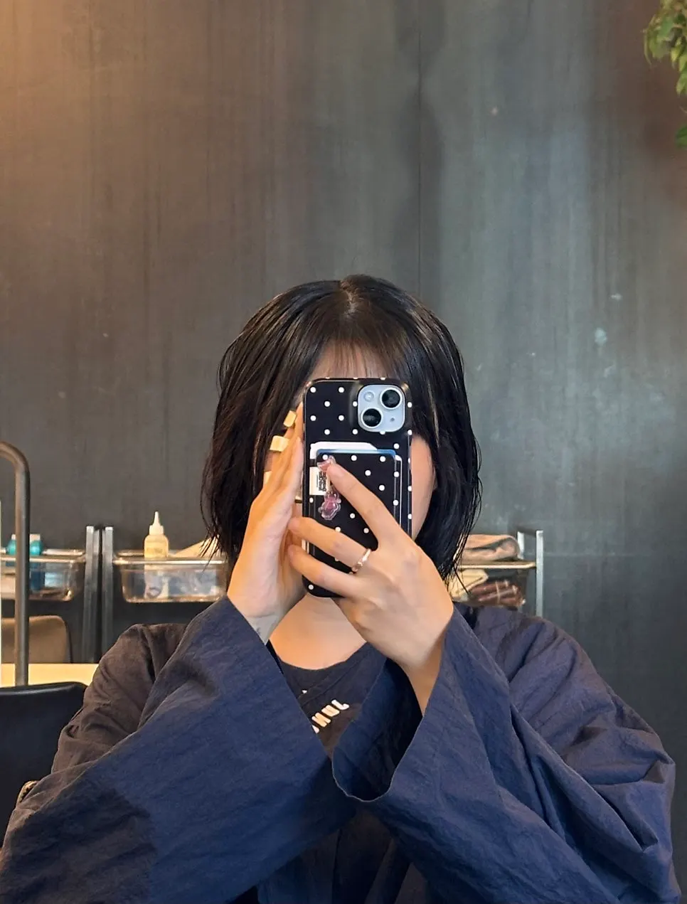Designer Yeondu performing the short haircut
