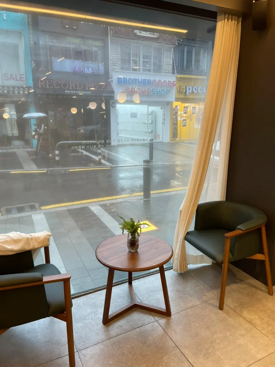 Interior with an urban-style salon design