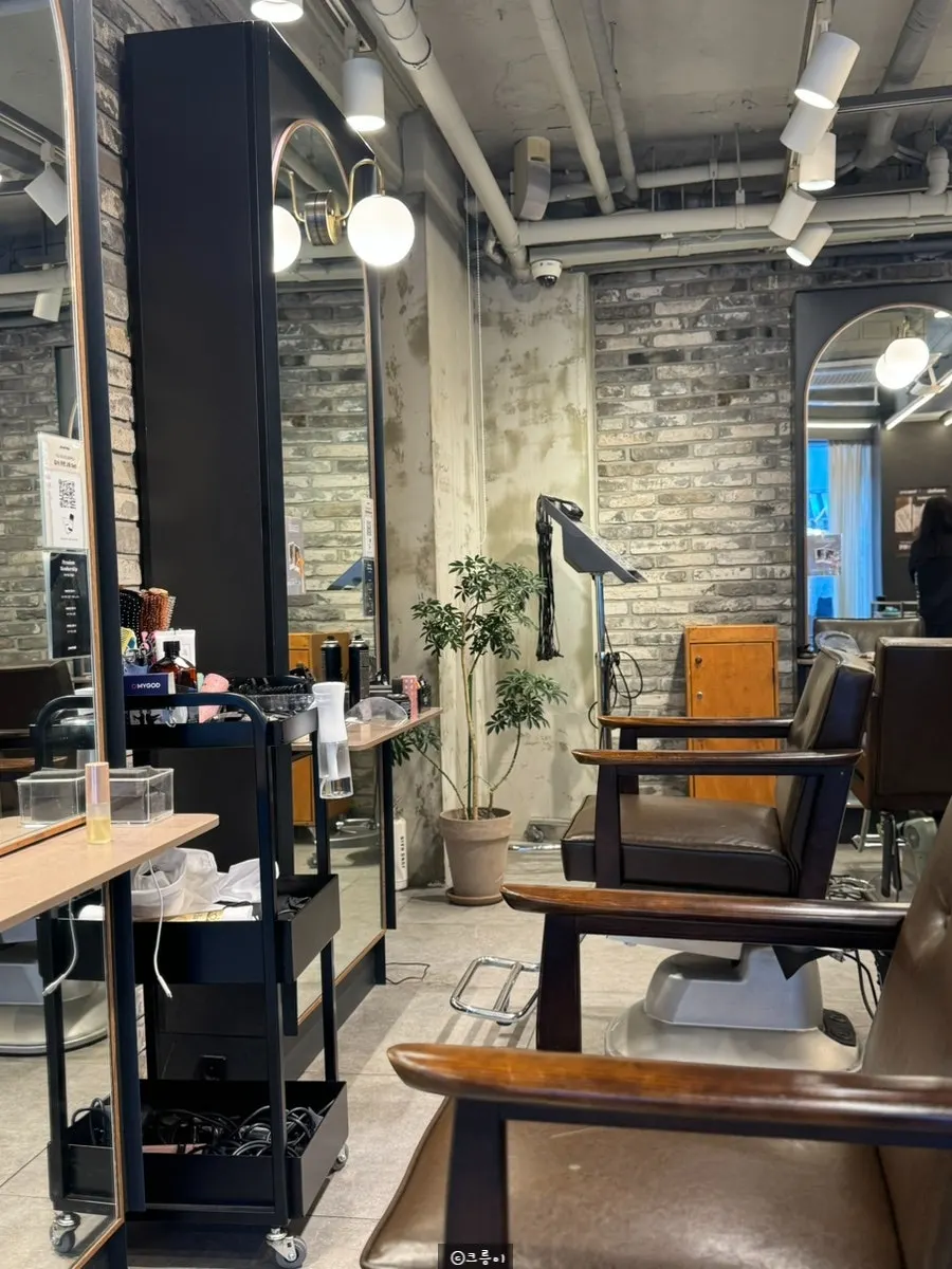 Spacious treatment seating inside Juno Hair Cheonho Rodeo Branch