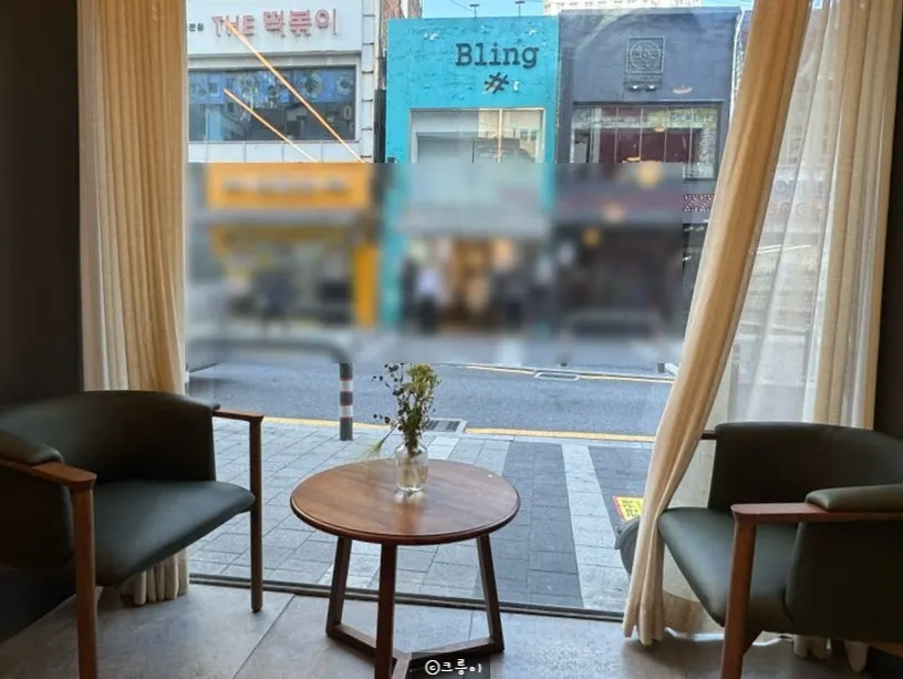 Comfortable waiting area for during treatment