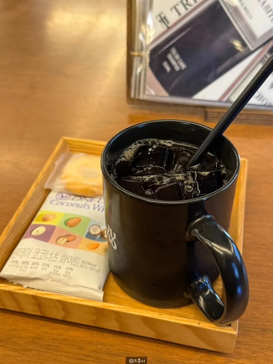 Iced americano and nuts provided as a service