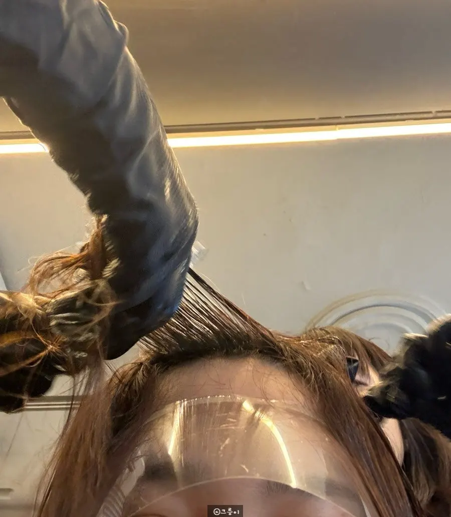 Head Designer Chaerim applying root straightening solution