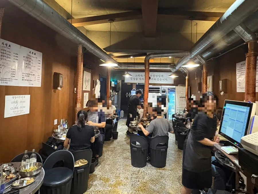Inside the Ondogye annex, full of diners