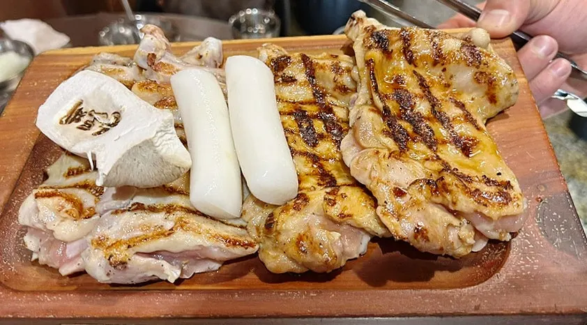 초벌구이로 나온 숯불 닭갈비