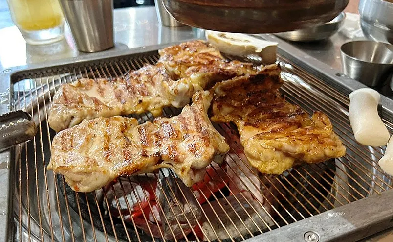 직원이 구워주는 숯불 닭갈비