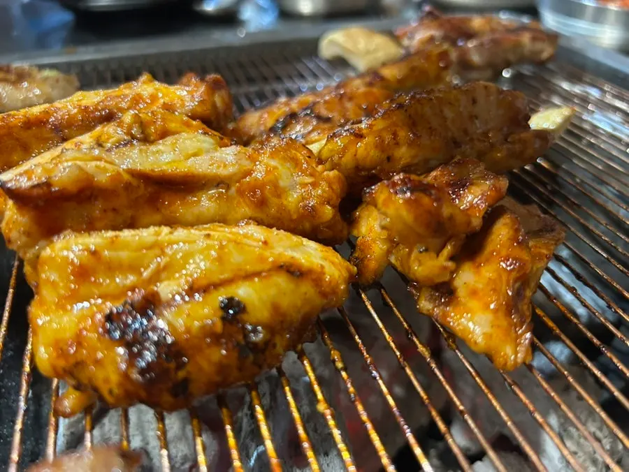 불판에서 익혀 먹는 닭갈비