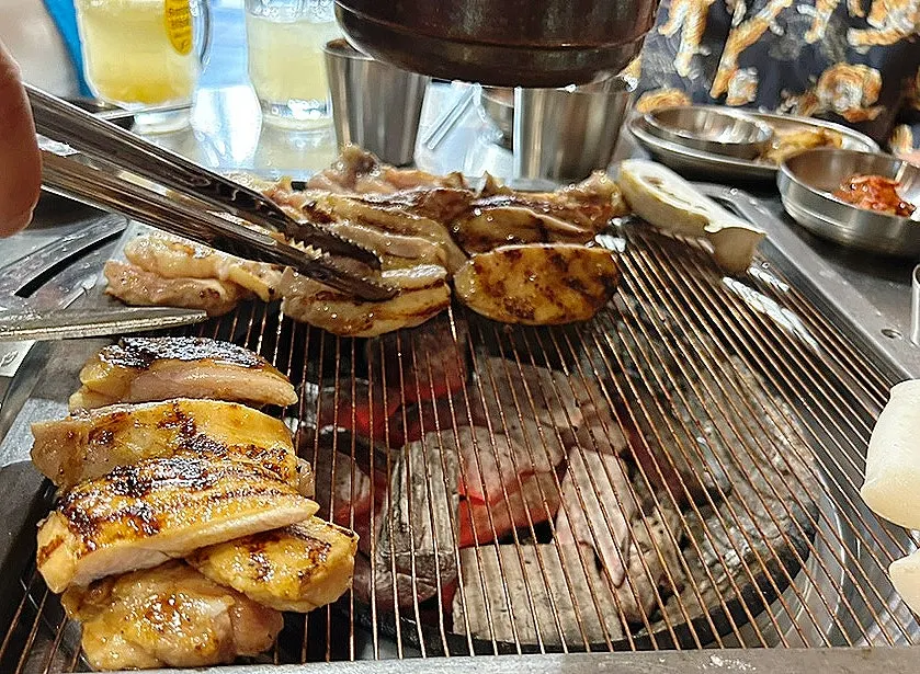 직원이 구워준 세 가지 양념 닭갈비