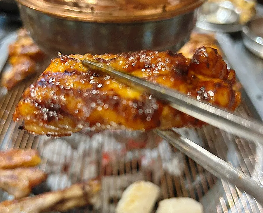세 가지 맛으로 주문한 숯불 닭갈비