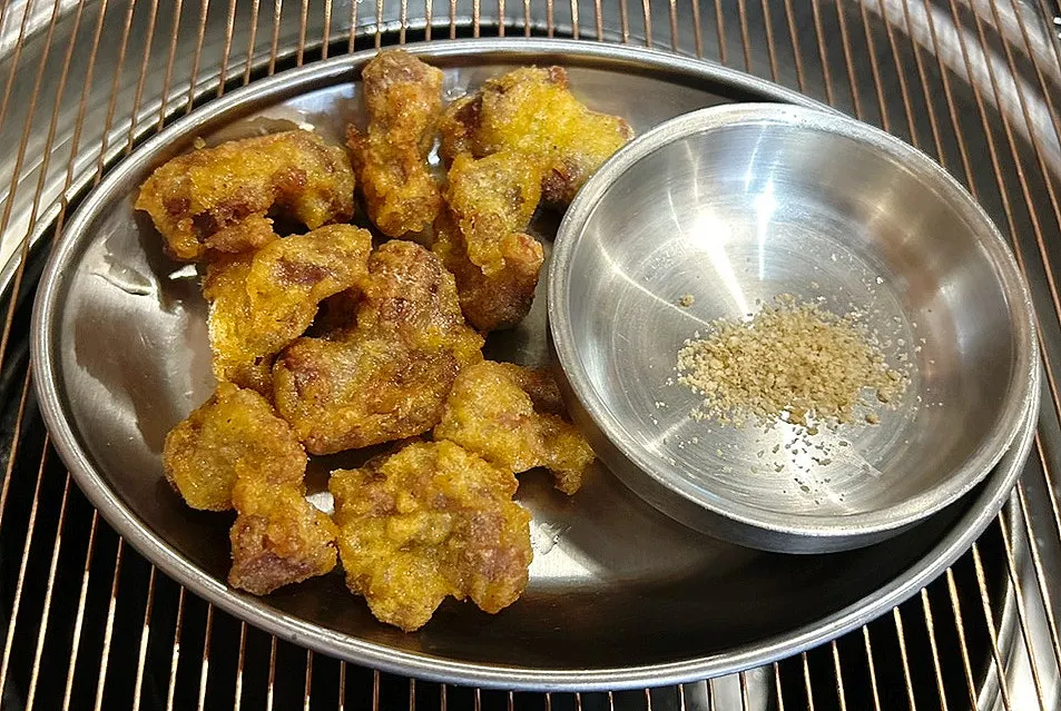 서비스로 나온 닭똥집튀김