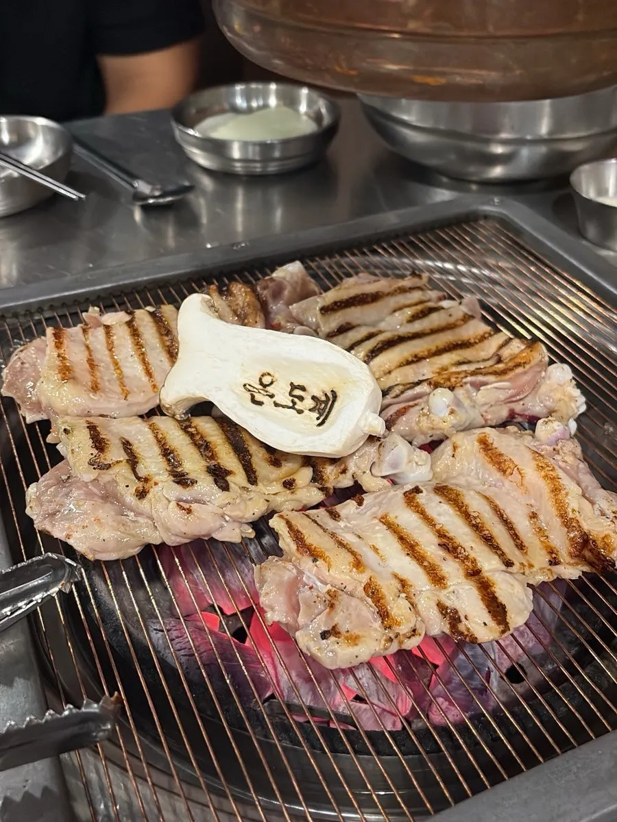 The owner giving the garlic salt chicken galbi a first sear