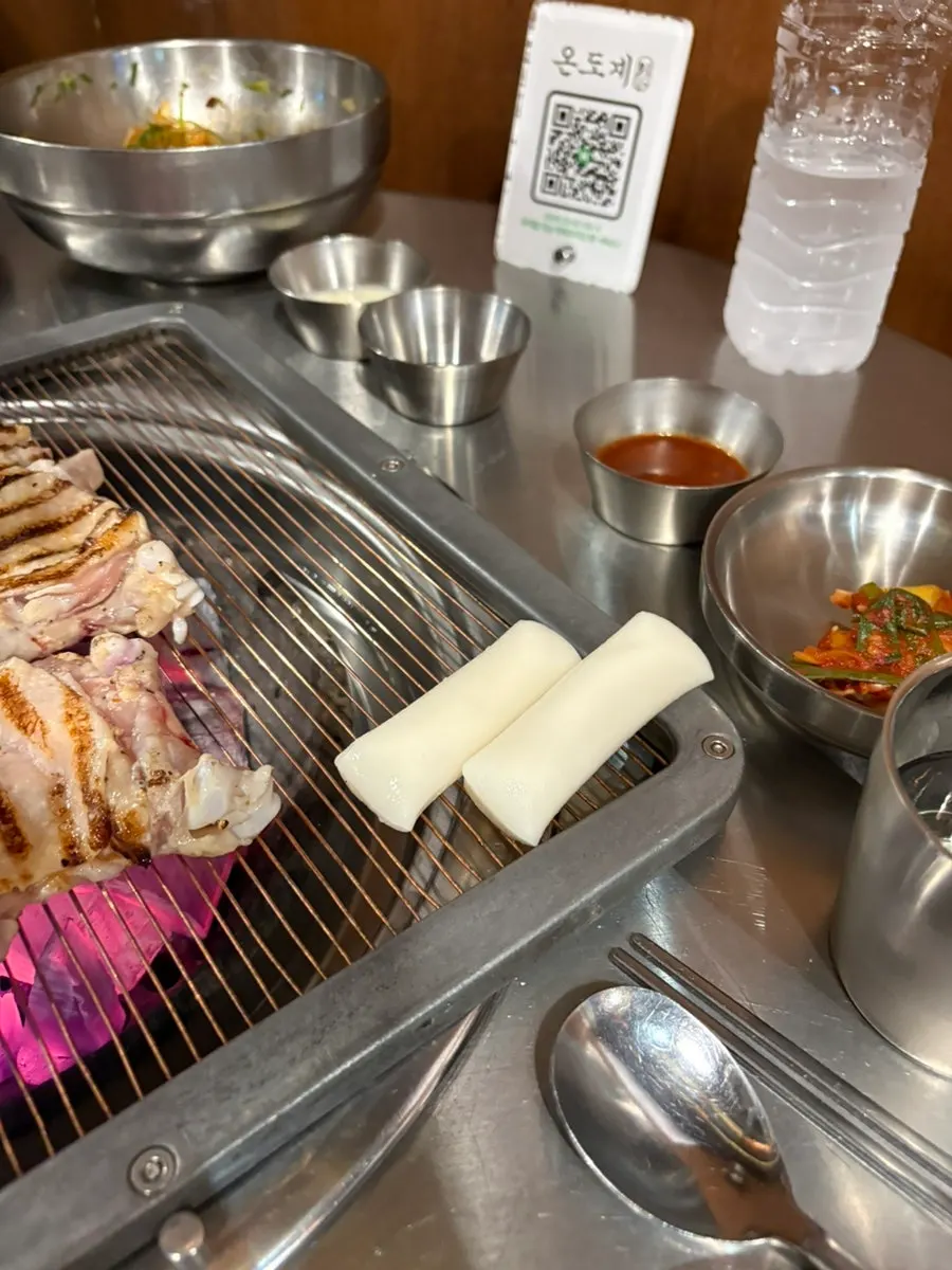 Garlic salt chicken galbi cooking over charcoal