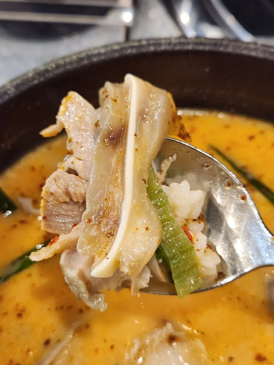 Oso-ri gukbap broth topped with chives