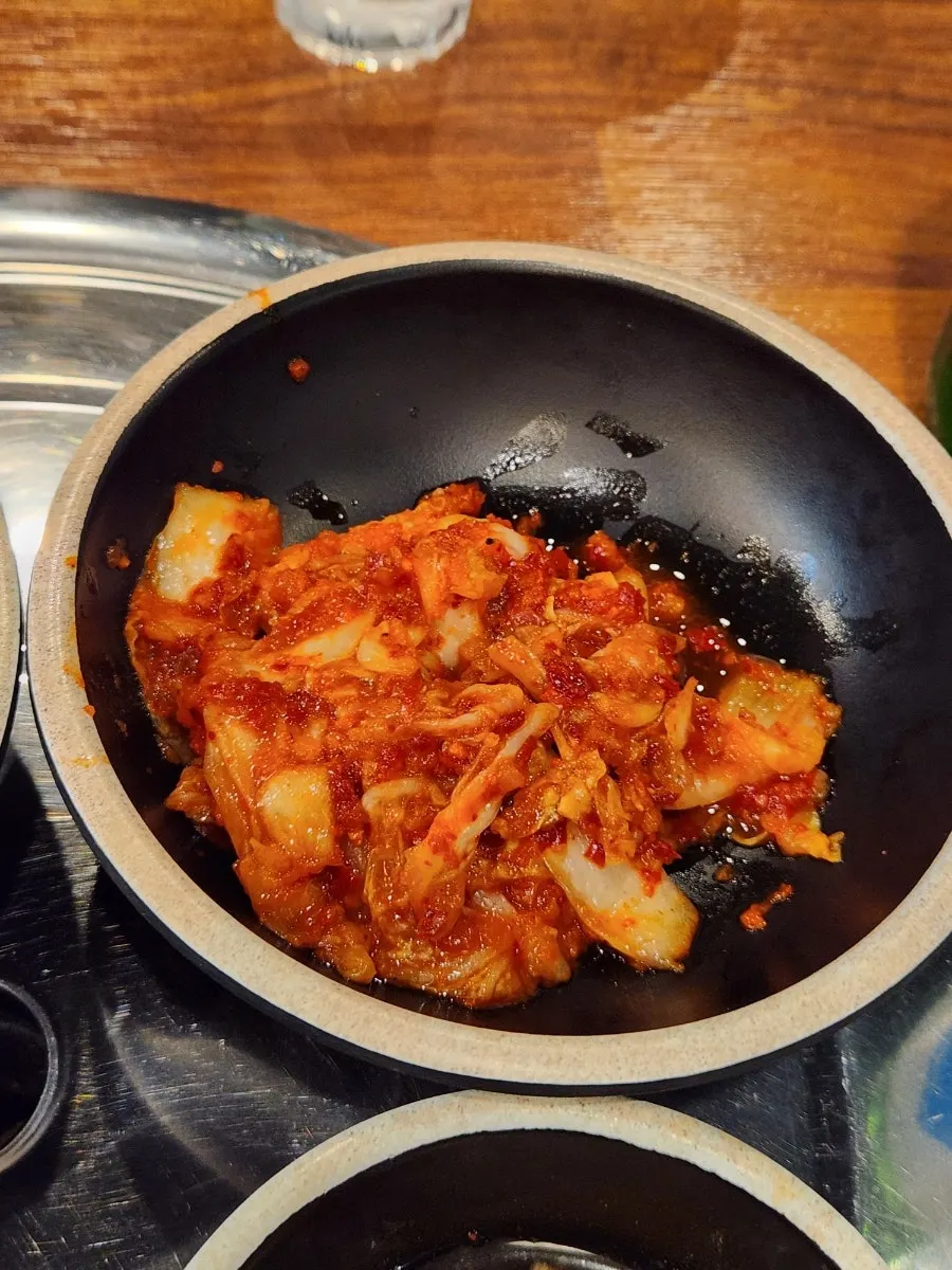 Kkakdugi and kimchi served alongside the gukbap