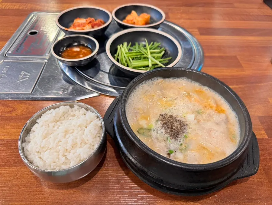들깨가루와 고기가 올라간 항정수육국밥