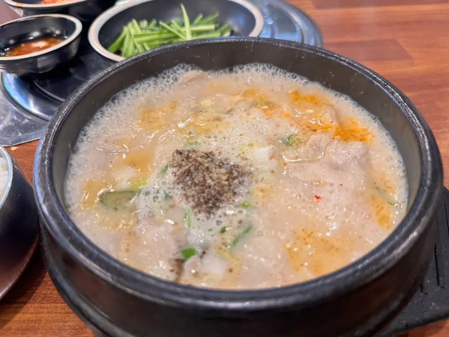 항정수육국밥 기본 반찬 구성