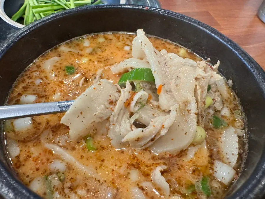 항정살과 밥을 함께 먹는 모습