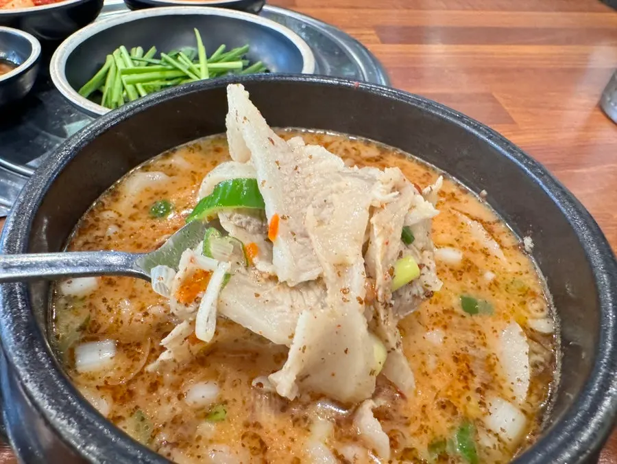 부추를 넣은 항정수육국밥