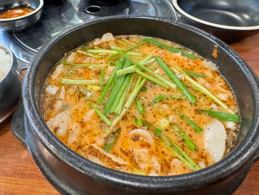 쫀득한 항정살이 담긴 국밥