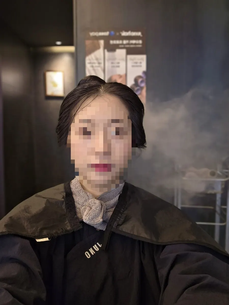 수분 스티머를 쐬며 대기하는 모습