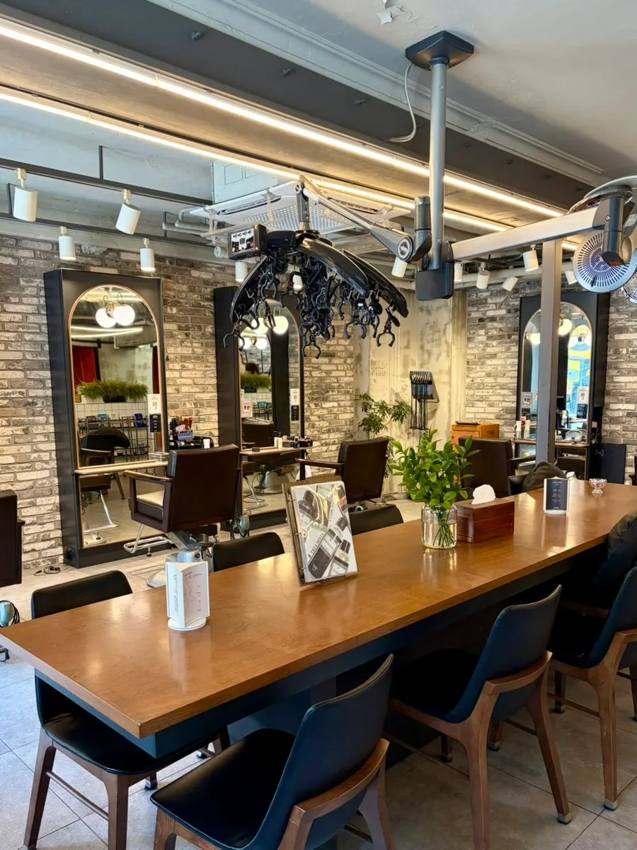 Interior of Juno Hair Cheonho Rodeo