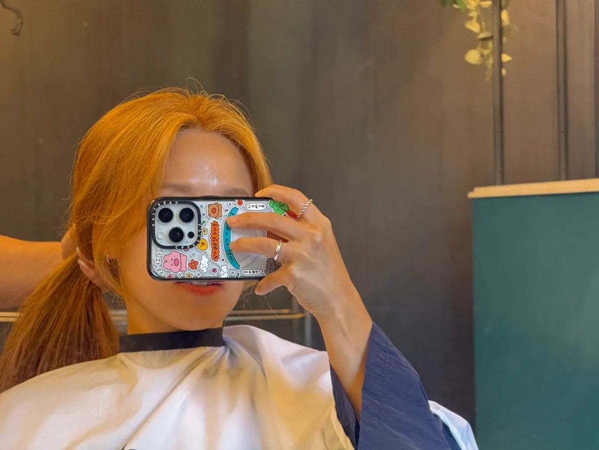 Bright-colored hair before the root touch-up