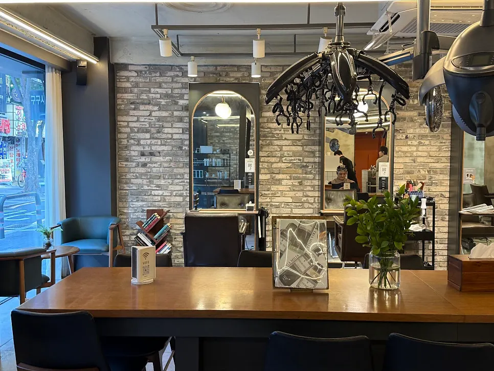 Interior of the 1st floor of Juno Hair Cheonho Rodeo