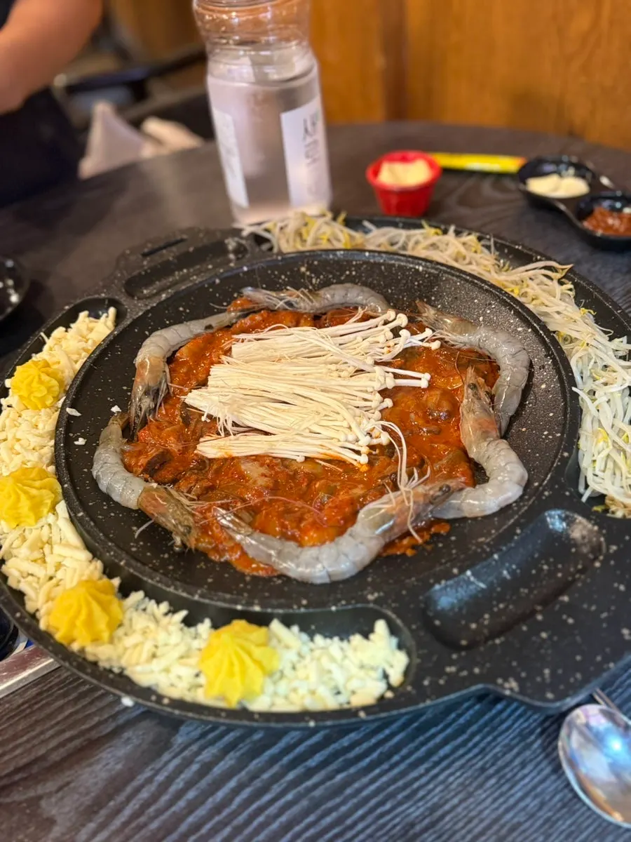 Jjukkumi and shrimp on a griddle