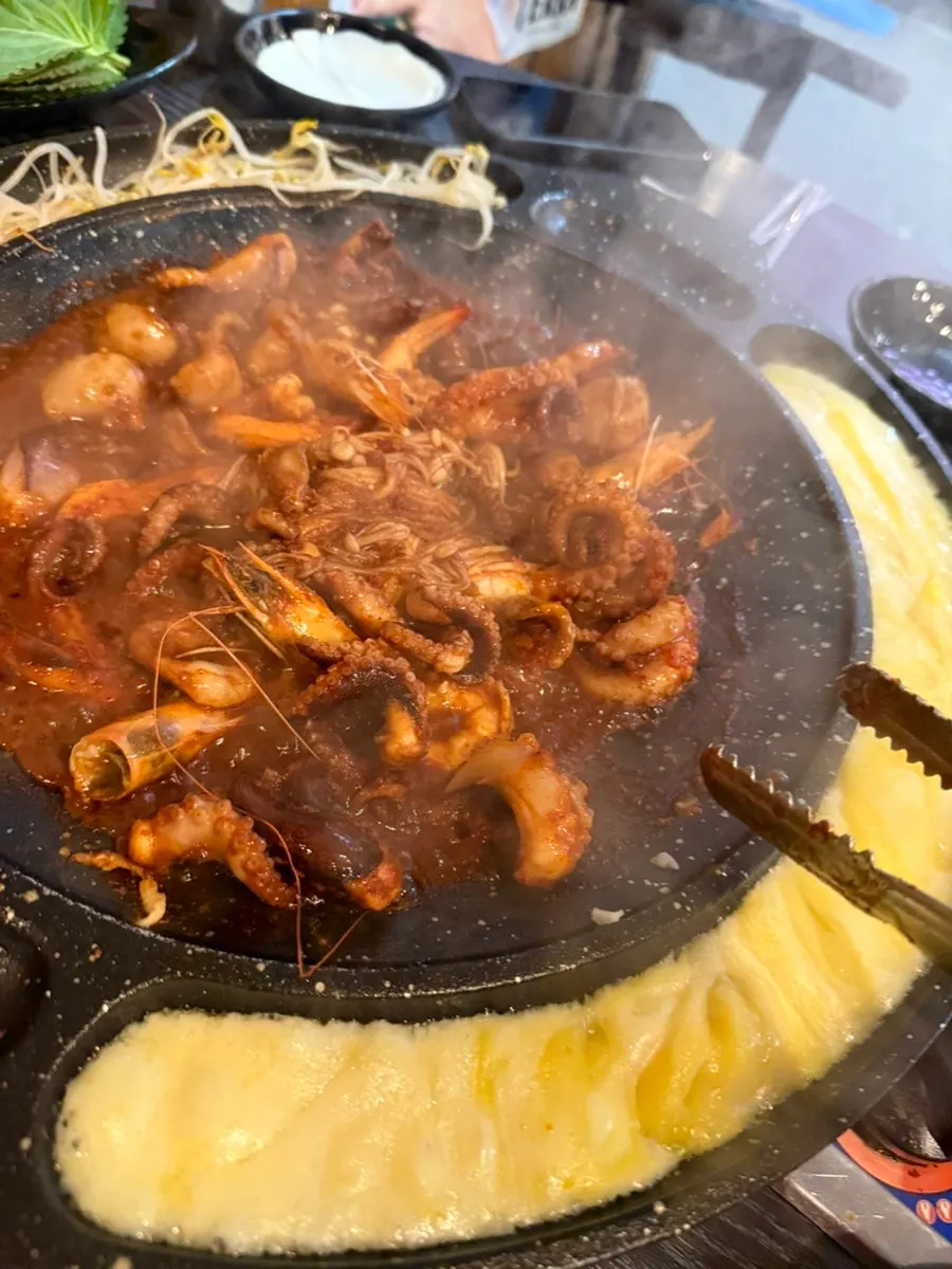 Jjukkumi dipped in melted cheese