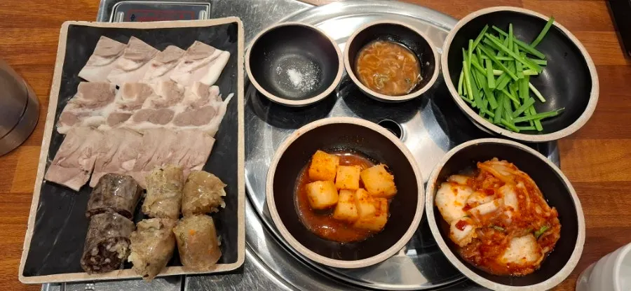 기본 찬과 순대, 수육이 차려진 1인 상차림