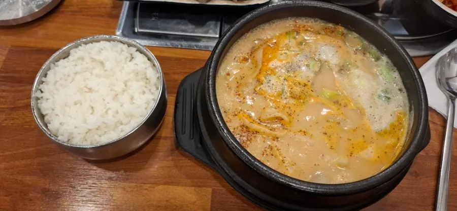 고기가 넉넉히 든 항정수육국밥 한 그릇