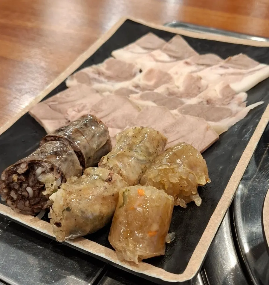 결대로 부드럽게 익은 항정 수육