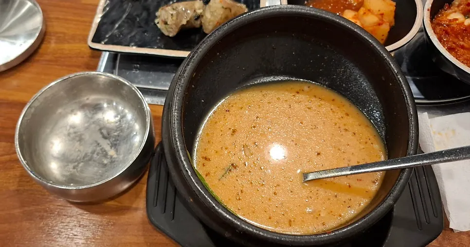 비워진 국밥 그릇과 반찬 그릇