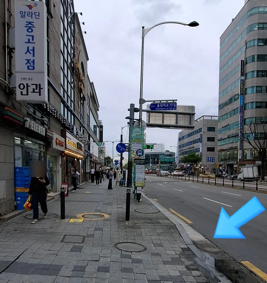 24시간 운영 안내가 보이는 매장 입구
