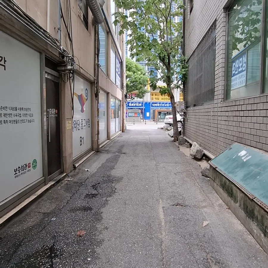건물 뒤편 주차 공간