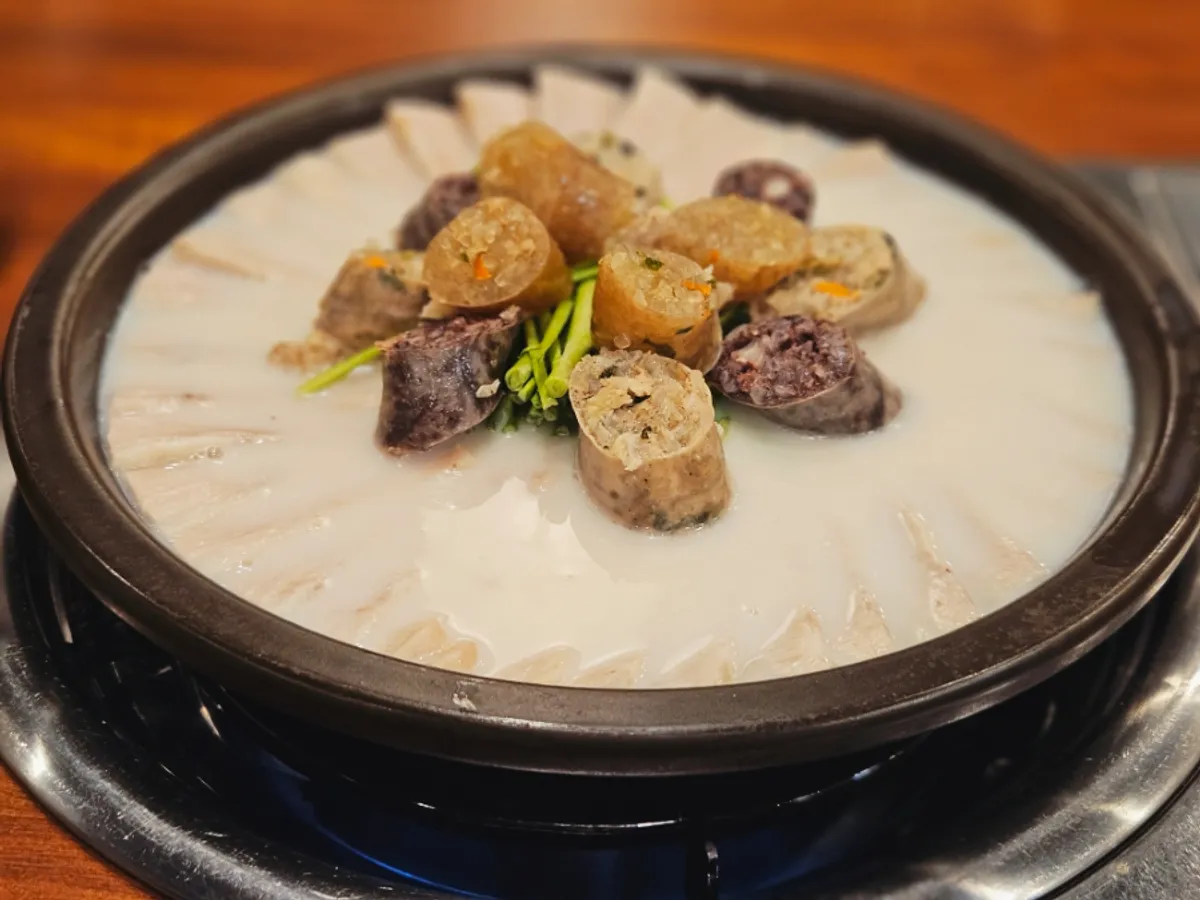 A full spread of sundae hangjeong-suyuk at Boseung Hoegwan Cheonho Station Branch