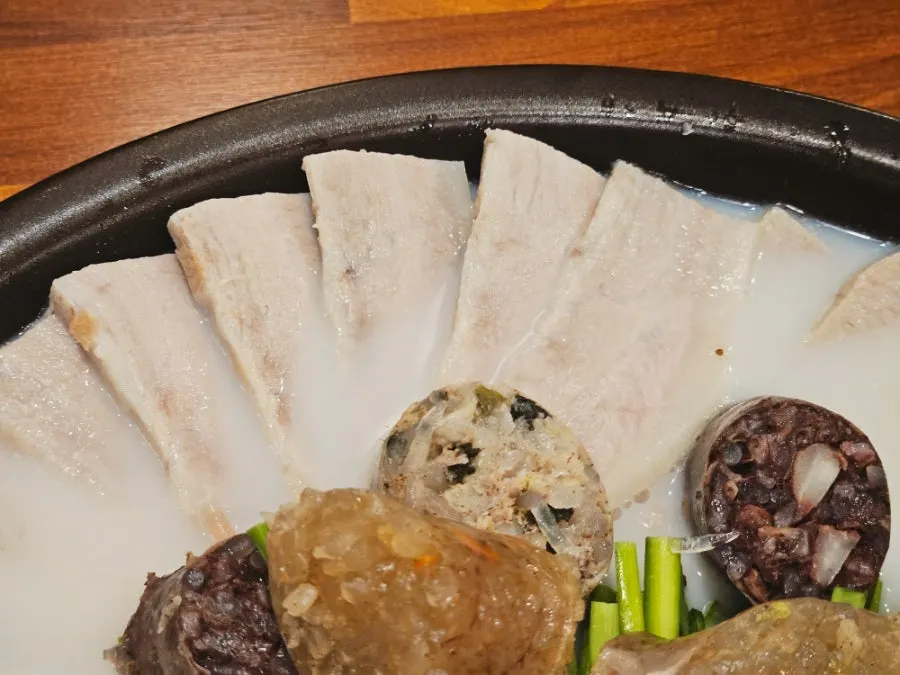 Sundae hangjeong-suyuk with clear broth and boiled pork