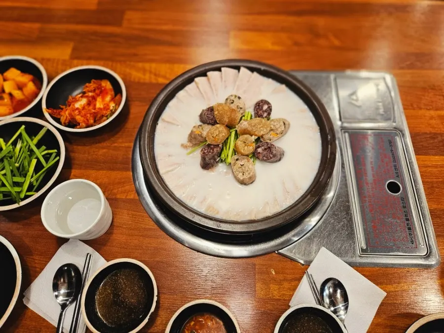 Basic side dishes including kkakdugi and kimchi