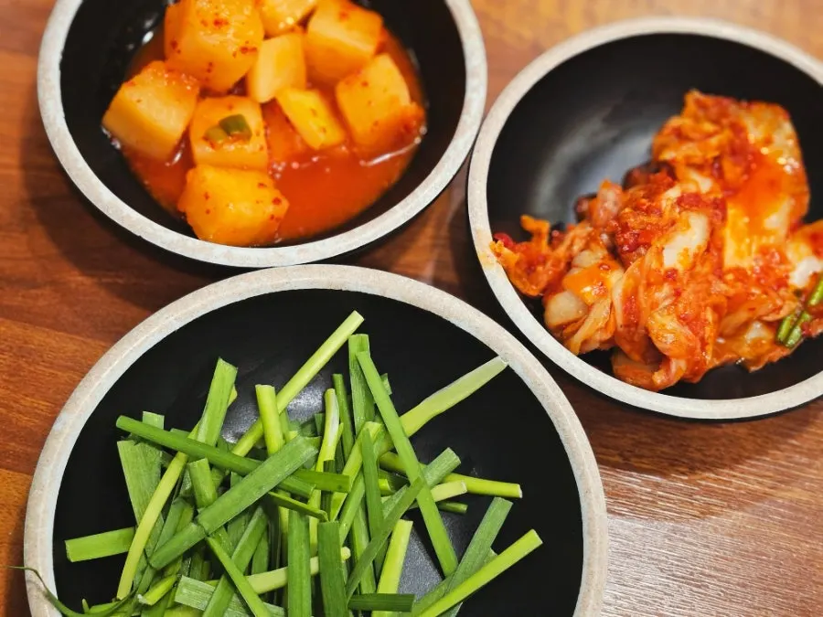 Sundae hangjeong-suyuk broth with chives added