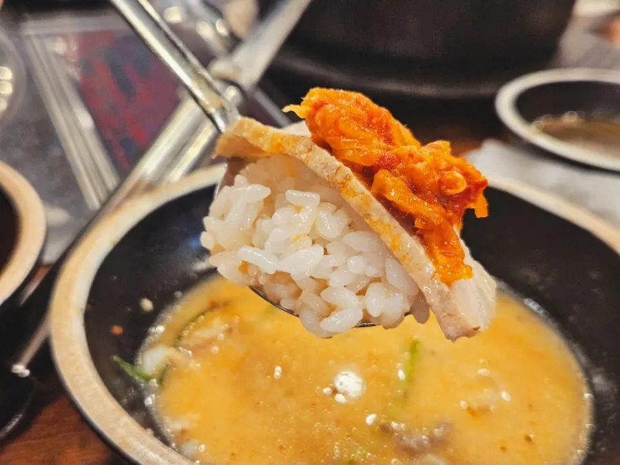 Sundae hangjeong-suyuk eaten together with a bowl of rice