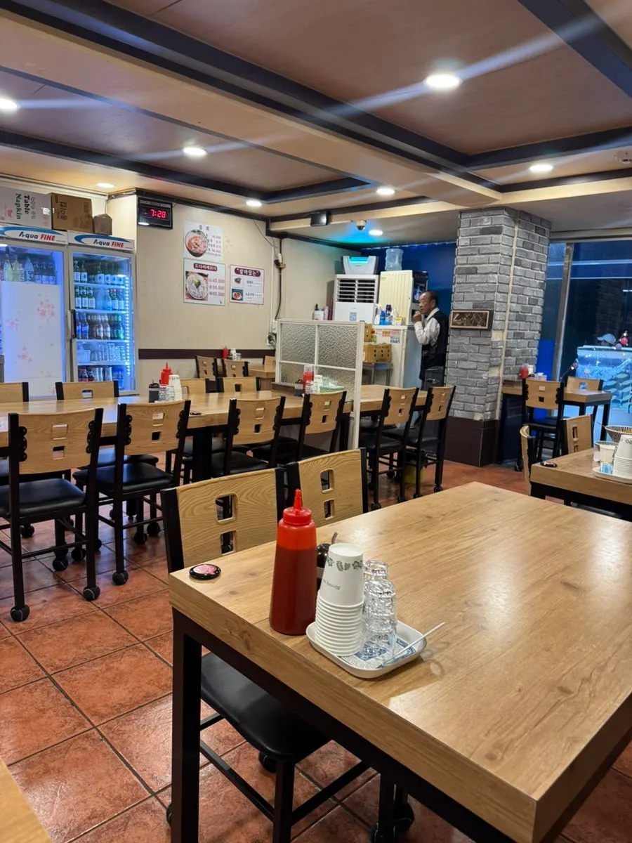 Seating in the spacious Dowon Susan dining room