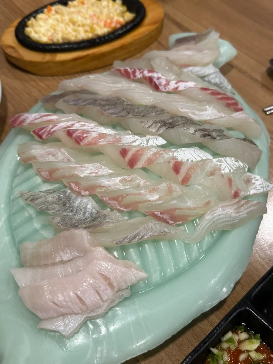 Thickly sliced small-size mixed raw fish platter