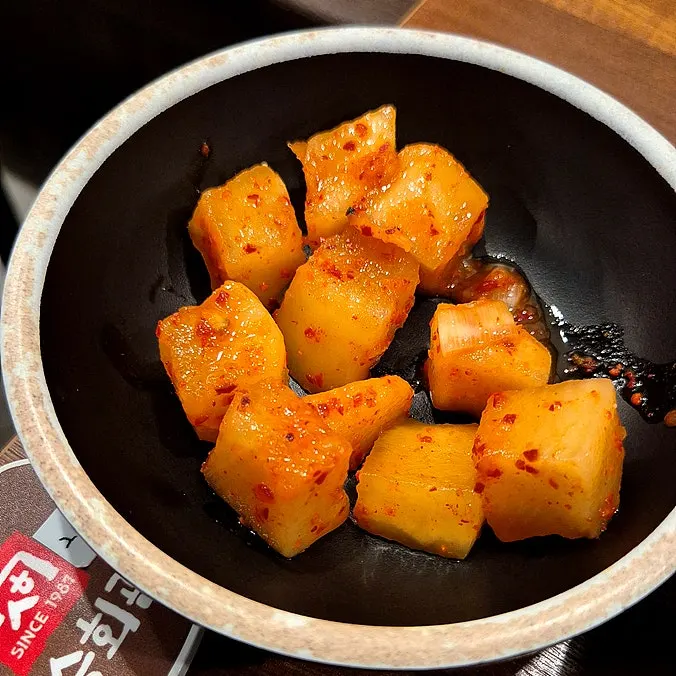 Plate of geotjeori kimchi at Boseung Hoegwan