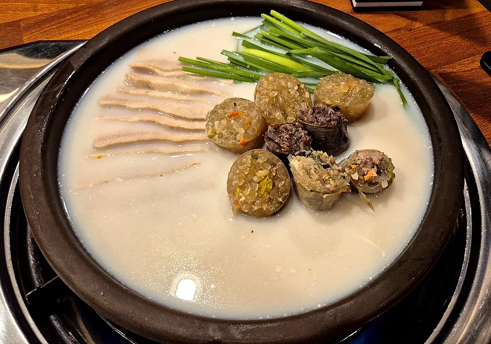 Pork jowl and assorted sundae in a milky broth