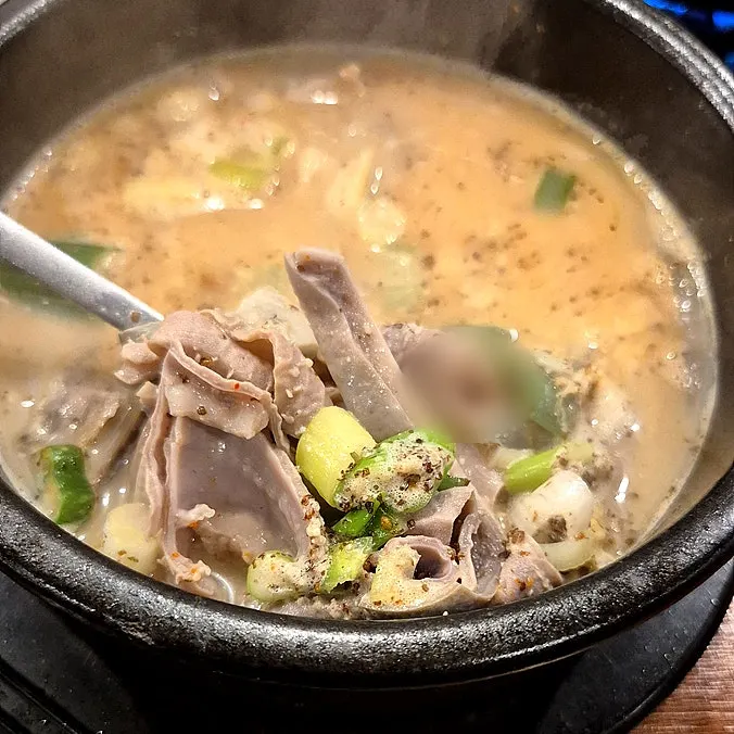 A bowl of intestine gukbap served with the set