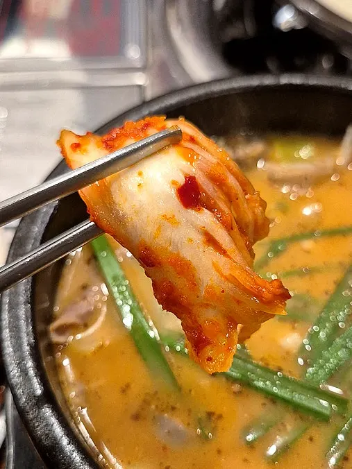 Intestine gukbap turned orange after adding chives and rice